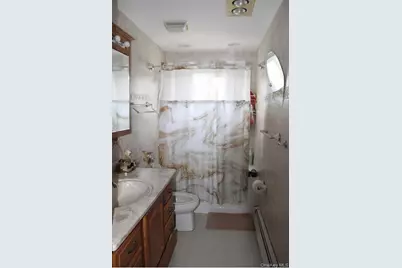 395 N Putnam Avenue, Lindenhurst, NY 11757 - Photo 7