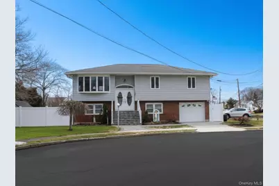 395 N Putnam Avenue, Lindenhurst, NY 11757 - Photo 1