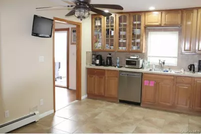 395 N Putnam Avenue, Lindenhurst, NY 11757 - Photo 5