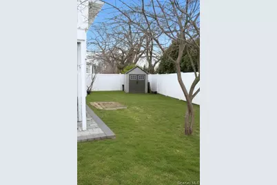 395 N Putnam Avenue, Lindenhurst, NY 11757 - Photo 17