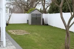 395 N Putnam Ave, Lindenhurst, NY 11757 - Photo 17