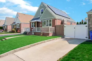 81-35 257th St, Floral Park, NY 11004 - Photo 19