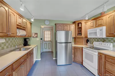 1369 Sycamore Avenue, Bohemia, NY 11716 - Photo 9