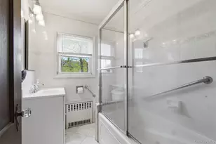 25 Iris Ave, Floral Park, NY 11001 - Photo 15