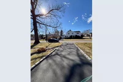 70 Appletree Lane, Roslyn Heights, NY 11577 - Photo 17