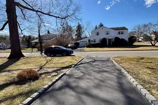 70 Appletree Ln, Roslyn Heights, NY 11577 - Photo 17