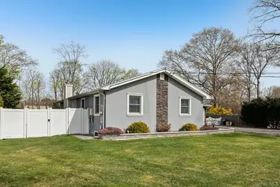 11 Mid Place, Bohemia, NY 11716 - Photo 3