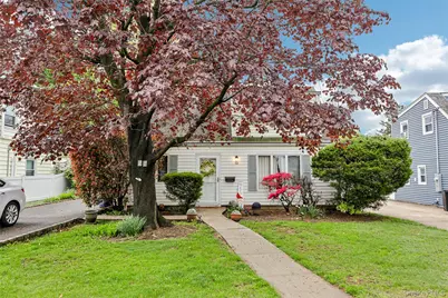 58 Oxford Street, Roslyn Heights, NY 11577 - Photo 1