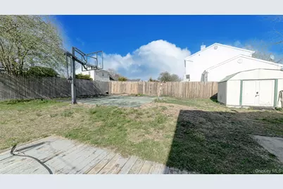 44 Oak Street, Central Islip, NY 11722 - Photo 21