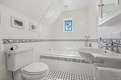 12 Sutton Place, Rockville Centre, NY 11570 - Photo 15