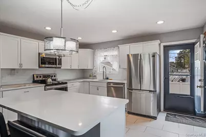 144 Washington Avenue, Wheatley Heights, NY 11798 - Photo 13