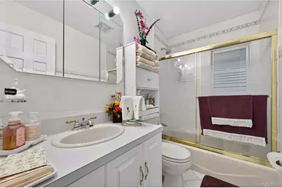 112 Wentworth Avenue, Albertson, NY 11507 - Photo 11