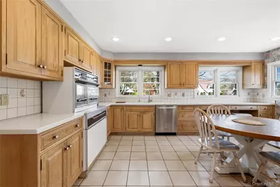 36 Hemlock Lane, Bay Shore, NY 11706 - Photo 19