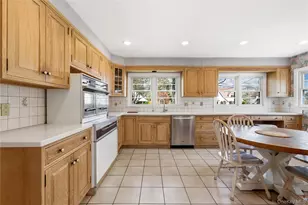36 Hemlock Ln, Bay Shore, NY 11706 - Photo 19