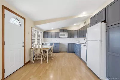 36 Hemlock Lane, Bay Shore, NY 11706 - Photo 31