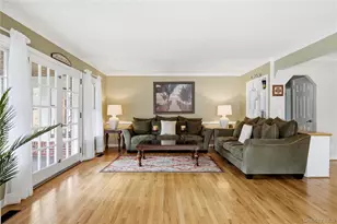 36 Hemlock Ln, Bay Shore, NY 11706 - Photo 9