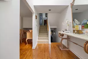 9 Eastern Dr, New Hyde Park, NY 11040 - Photo 7