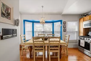 9 Eastern Dr, New Hyde Park, NY 11040 - Photo 3