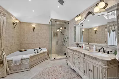 211 Hillturn Lane, Roslyn Heights, NY 11577 - Photo 17