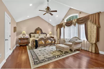 211 Hillturn Lane, Roslyn Heights, NY 11577 - Photo 15