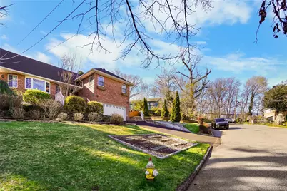 39 Oakdale Road, Roslyn Heights, NY 11577 - Photo 21