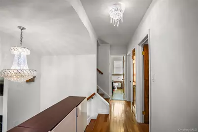 39 Oakdale Road, Roslyn Heights, NY 11577 - Photo 9