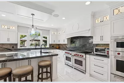10 Colonial Drive, Smithtown, NY 11787 - Photo 9