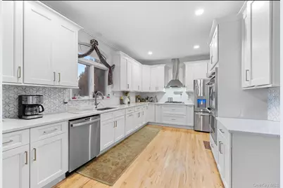 185 W Islip Road, West Islip, NY 11795 - Photo 9