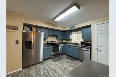 60 Syracuse Avenue, Medford, NY 11763 - Photo 3