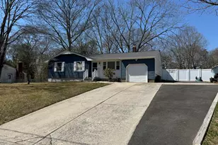 60 Syracuse Ave, Medford, NY 11763 - Photo 5