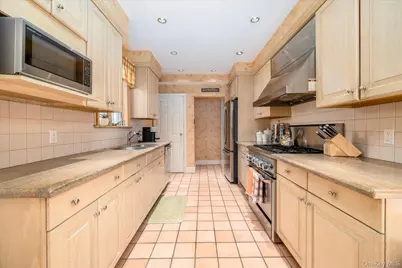 96 Southard Avenue, Rockville Centre, NY 11570 - Photo 11