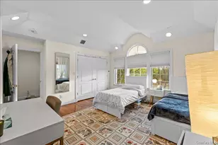 8 Wesey Ct, Great Neck, NY 11024 - Photo 35
