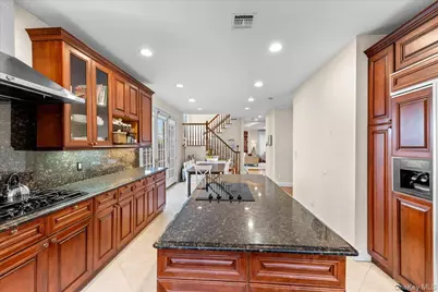 8 Wesey Court, Great Neck, NY 11024 - Photo 21