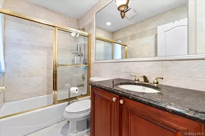 8 Wesey Court, Great Neck, NY 11024 - Photo 25