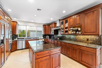 8 Wesey Court, Great Neck, NY 11024 - Photo 17