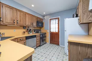 26 Pebble Ln, Levittown, NY 11756 - Photo 3