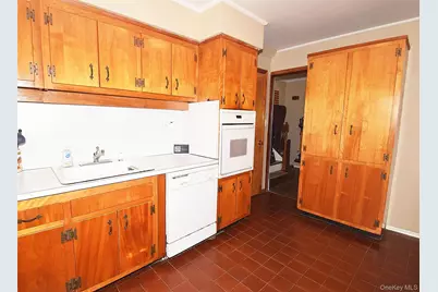 283 Princeton Road, Rockville Centre, NY 11570 - Photo 9