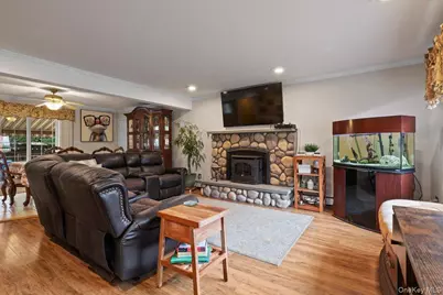 28 Cherokee Avenue, West Islip, NY 11795 - Photo 3