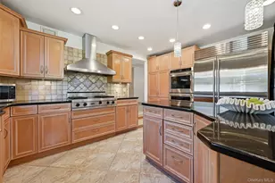 35 Elm Dr, East Hills, NY 11576 - Photo 11