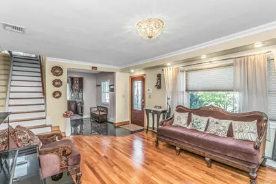233 Collins Avenue, Williston Park, NY 11596 - Photo 9