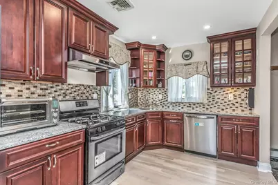 233 Collins Avenue, Williston Park, NY 11596 - Photo 11