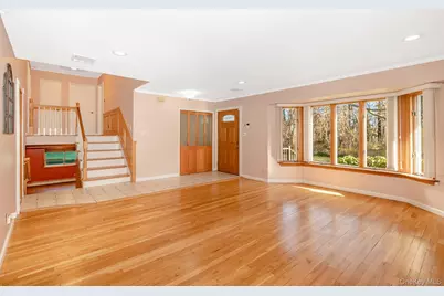 33 Parkdale Drive, Farmingdale, NY 11735 - Photo 11
