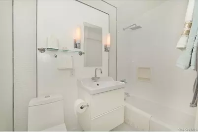 25 Canterbury Road #3-H, Great Neck, NY 11021 - Photo 21