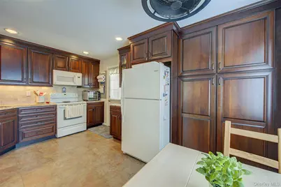 12 Crescent Lane, Levittown, NY 11756 - Photo 9