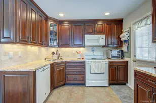 12 Crescent Ln, Levittown, NY 11756 - Photo 13