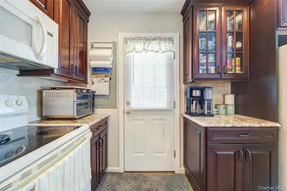 12 Crescent Lane, Levittown, NY 11756 - Photo 15