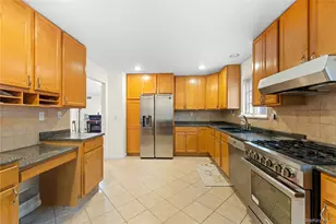 3-35 Cresthaven Ln, Whitestone, NY 11357 - Photo 9