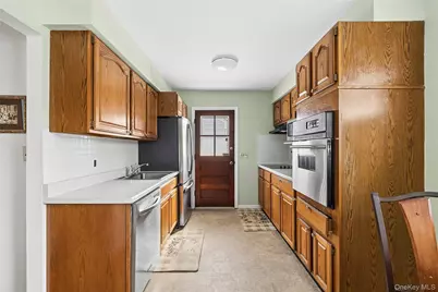 33 Lindbergh Avenue, Glen Cove, NY 11542 - Photo 5