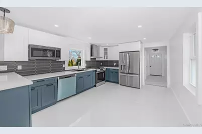 227 N Railroad Avenue, Babylon, NY 11702 - Photo 15