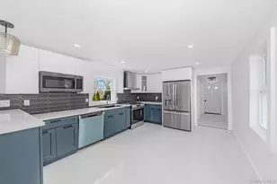 227 N Railroad Ave, Babylon, NY 11702 - Photo 15